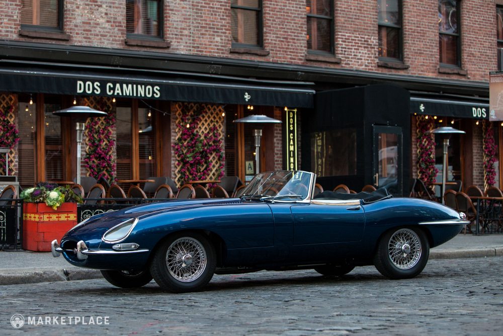 Темно-синий Jaguar E-Type 1966 года