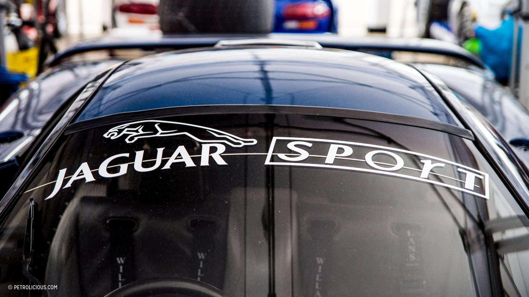 Надпись Jaguar Sport