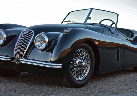 Красивый и элегантный Jaguar XK120