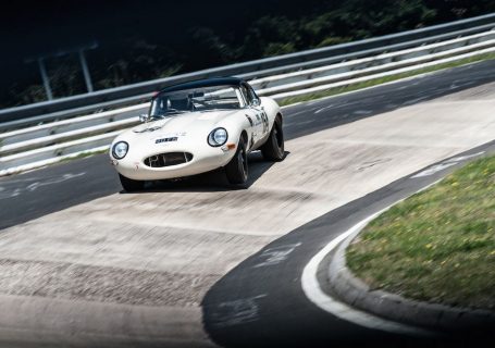 Исторические автомобили Jaguar в Нюрбургринге