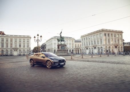 Электрмобиль Jaguar I-PACE в Лондоне