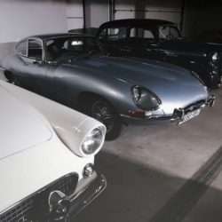 Jaguar E-Type в гараже