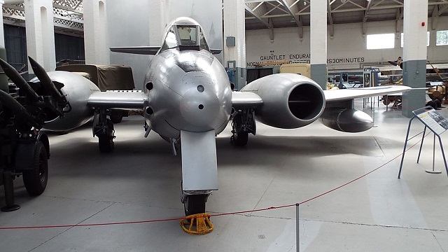 Реактивный истребитель Gloster-Meteor