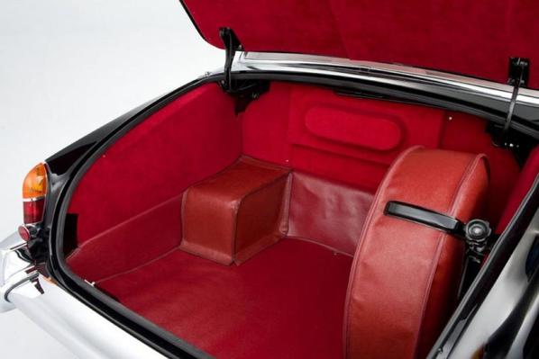 Jaguar 420G luggage accommodation