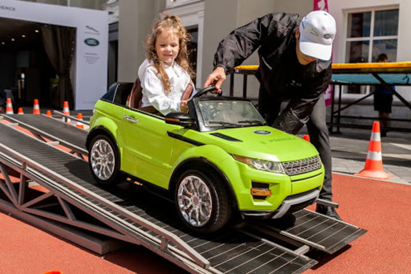 Jaguar Land Rover First для юных водителей