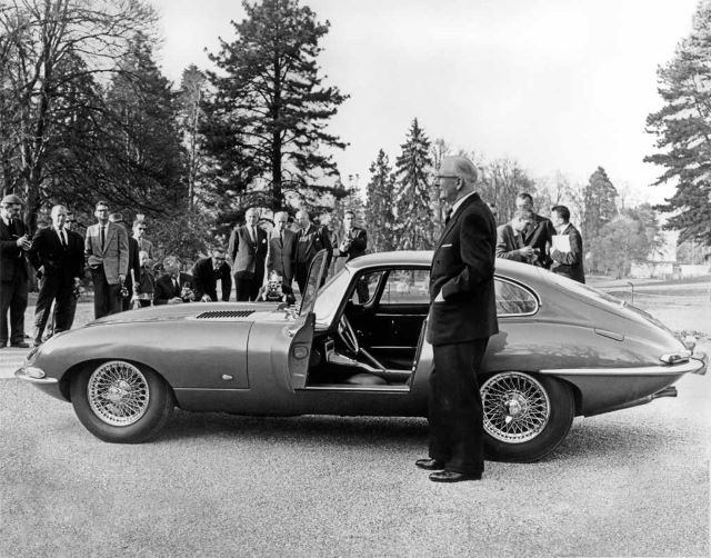 Сэр Уильям Лайонс представляет -Jaguar E-Type в Женеве