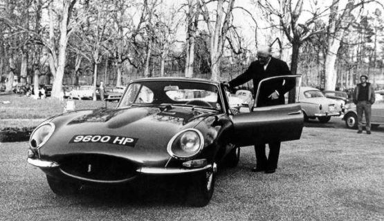 Уильям Лаойнс представляет Jaguar E-Type в Женеве