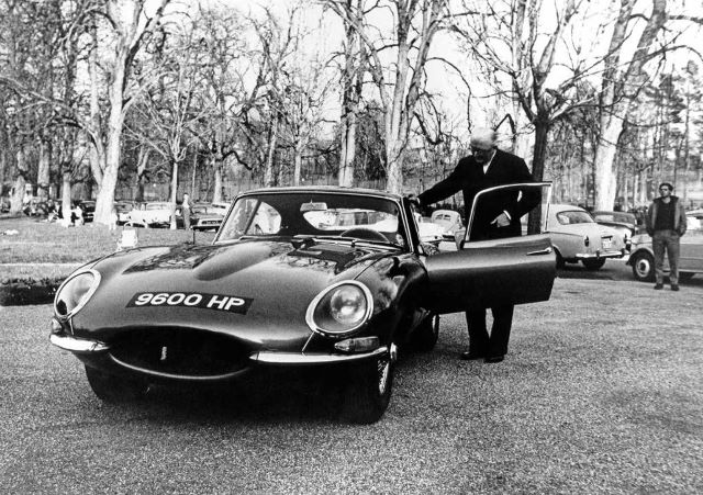 Уильям Лаойнс представляет Jaguar E-Type в Женеве