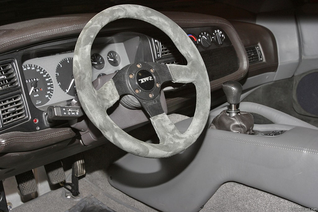 Jaguar XJ220S Управление внутри