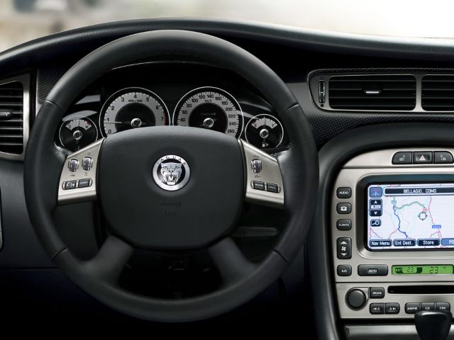 Jaguar X-Type руль и навигационная панель